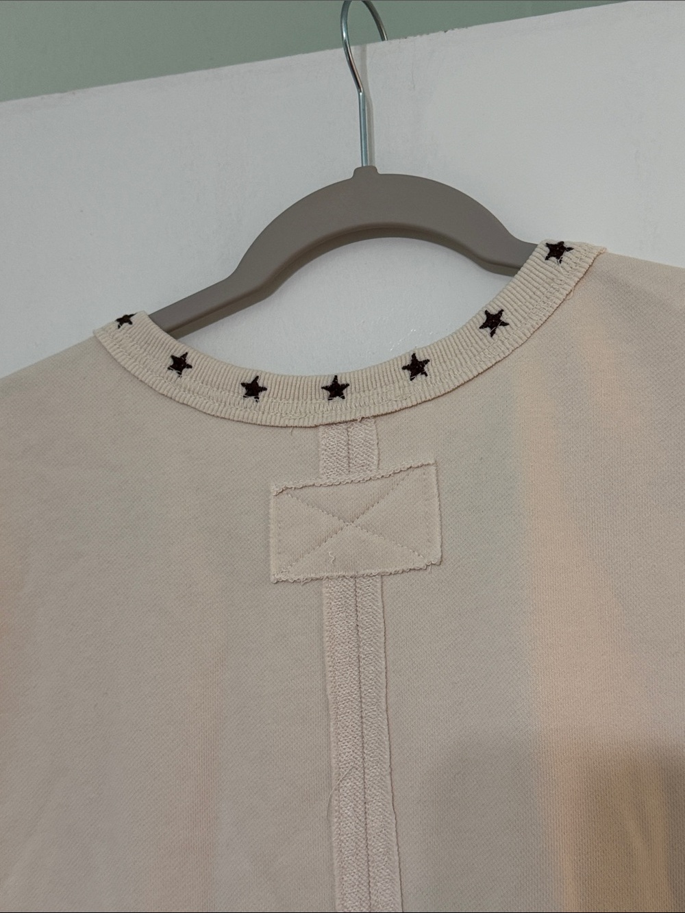 eesome Cream Sleeveless Knit Top with Horseshoe Motif - Picture 6 of 6